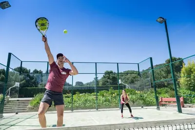 Instalaciones para jugar a tenis o squash en Camping Prades Park o alrededores