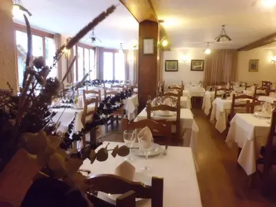 Un restaurante o sitio para comer en Hotel Llacs De Cardos