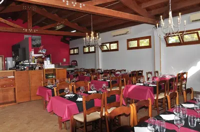Un restaurante o sitio para comer en Camping La Estanca