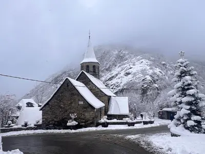 Casa de piedra con encanto en el bonito pueblo de Bagergue en invierno