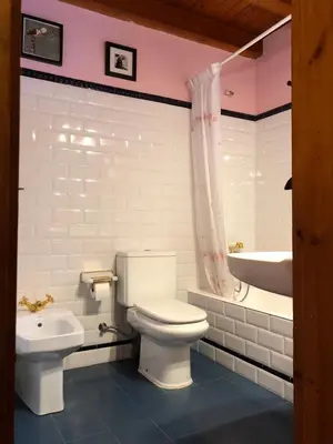 Un baño de Casa de piedra con encanto en el bonito pueblo de Bagergue