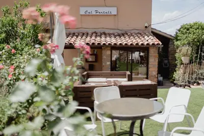 Un restaurante o sitio para comer en Cal Portalé - Casa de Pagès