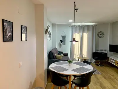 Una televisión o centro de entretenimiento en Apartamentos Maladeta