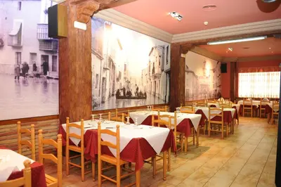 Un restaurante o sitio para comer en Hostal Venecia