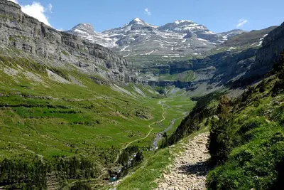 Paisaje cerca of this country house