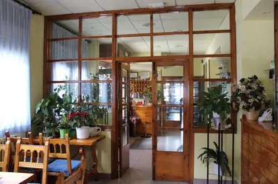 Un restaurante o sitio para comer en Hotel Garona