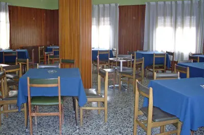 Un restaurante o sitio para comer en Hostal Fondevila