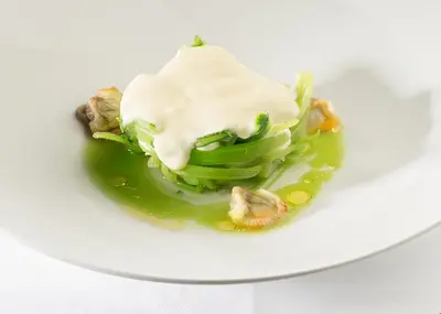 Comida en o cerca de este hotel