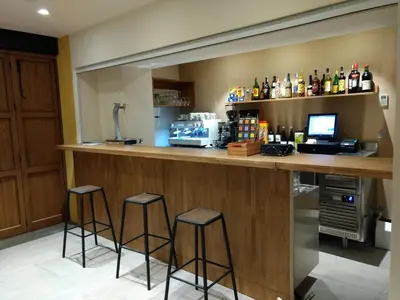 El salón o zona de bar de Hostal Universitat