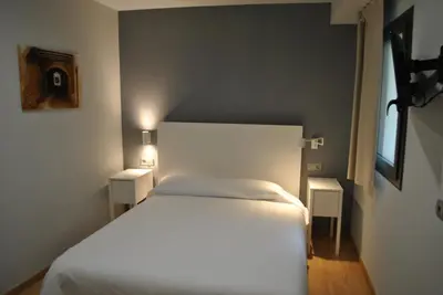 Cama o camas de una habitación en Hostal Universitat