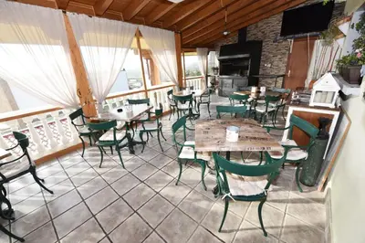 Un restaurante o sitio para comer en Hotel Rural el Castillo