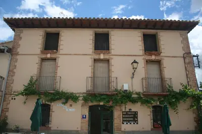 Edificio en el que se encuentra el hostal o pensión