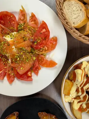 Comida en o cerca de este hotel