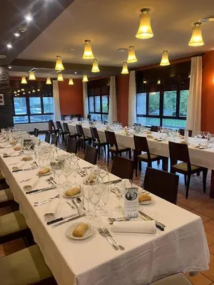 Un restaurante o sitio para comer en Hotel Cotiella