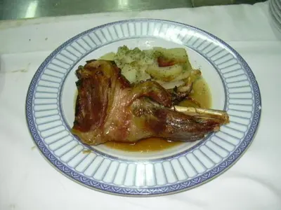 Comida en o cerca de este hotel