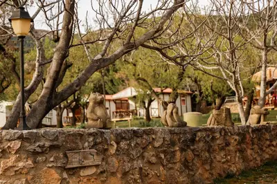 Jardín al aire libre en Camping Castillo de Loarre