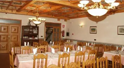 Un restaurante o sitio para comer en Hostal Las Grullas