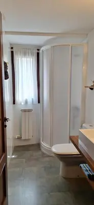 Un baño de Apartamentos Turísticos Batlle Laspaules