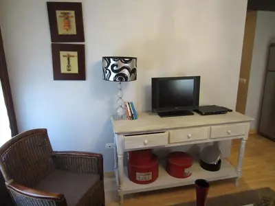 Una televisión o centro de entretenimiento en Apartamentos Alcoba de Baco