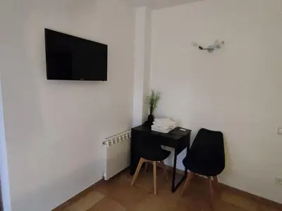 Una televisión o centro de entretenimiento en Hostal Turbon