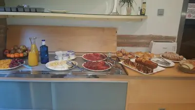 Comida en o cerca de este hotel