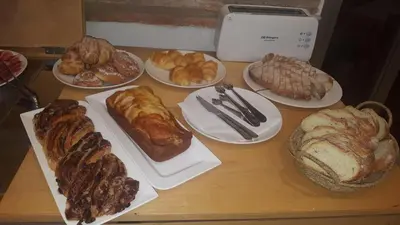 Comida en o cerca de este hotel