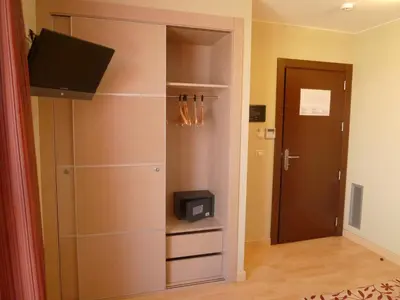 Una televisión o centro de entretenimiento en Arcohotel