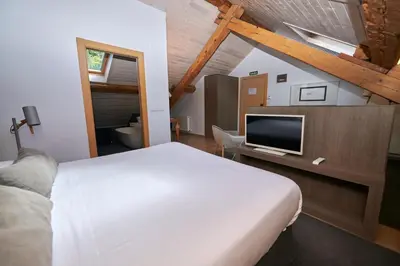 Una televisión o centro de entretenimiento en Hostal Lola