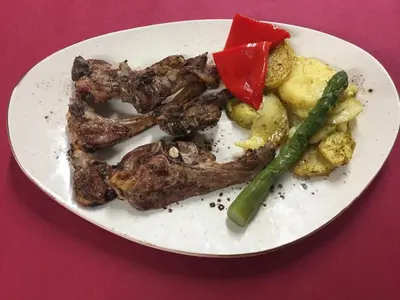 Comida en o cerca de este hotel