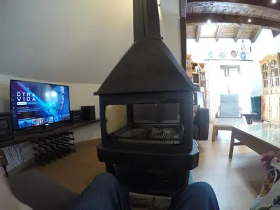 Una televisión o centro de entretenimiento en Alacran Home