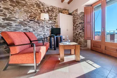Una televisión o centro de entretenimiento en Hotel Cal Llop