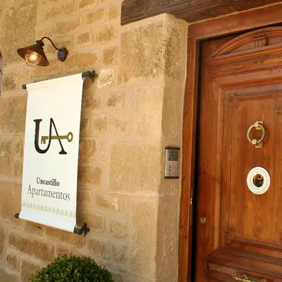 Certificado, premio, señal o documento que está expuesto en Apartamentos Uncastillo