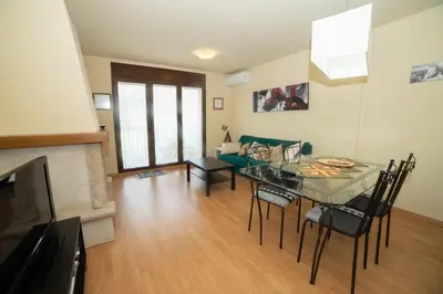 Una televisión o centro de entretenimiento en Apartaments Espai d'Àger
