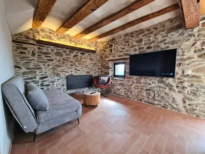 Una televisión o centro de entretenimiento en Cal Serni