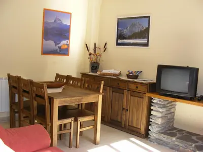 Una televisión o centro de entretenimiento en Apartaments l'Arrel