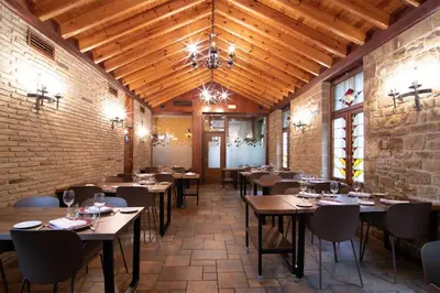 Un restaurante o sitio para comer en Hotel Beratxa