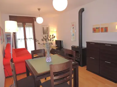 Una televisión o centro de entretenimiento en Apartamento céntrico con WIFI en Biescas