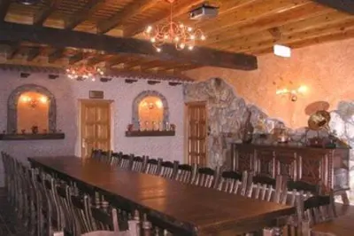 Un restaurante o sitio para comer en Hostal la Cepa