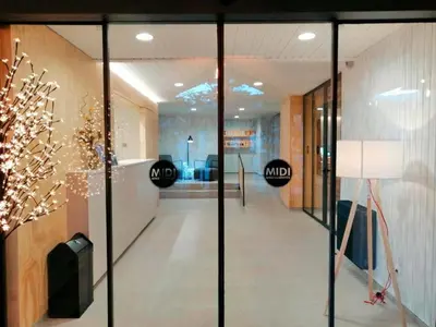 Una televisión o centro de entretenimiento en Apartamentos Midi 3000