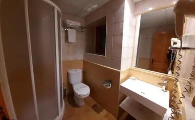 Un baño de Hotel Casa Escolano