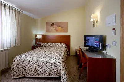 Una televisión o centro de entretenimiento en Hotel Marivella