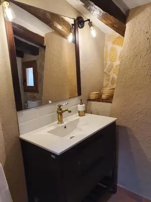 Un baño de Casa Marèlia, Costa Daurada Rural