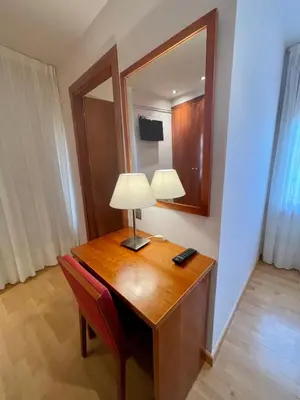 Una televisión o centro de entretenimiento en Hotel Arturo