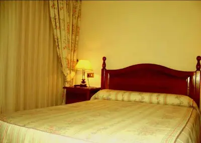 Cama o camas de una habitación en Hostal Las Coronas