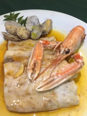 Comida en o cerca de este hotel