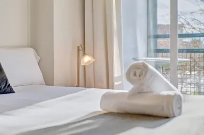 Cama o camas de una habitación en Mirasierra Suites Pamplona