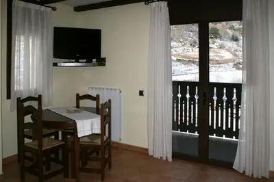 Una televisión o centro de entretenimiento en Apartamentos Les Picardes