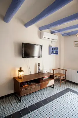 Una televisión o centro de entretenimiento en El 3 del Holandés