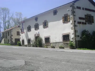 Edificio en el que se encuentra el hostal o pensión