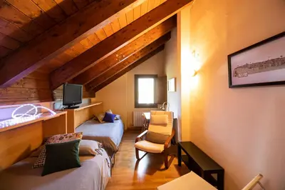Una televisión o centro de entretenimiento en Inmocyma Abetal grandes vistas, con piscina-Linsoles- Benasque